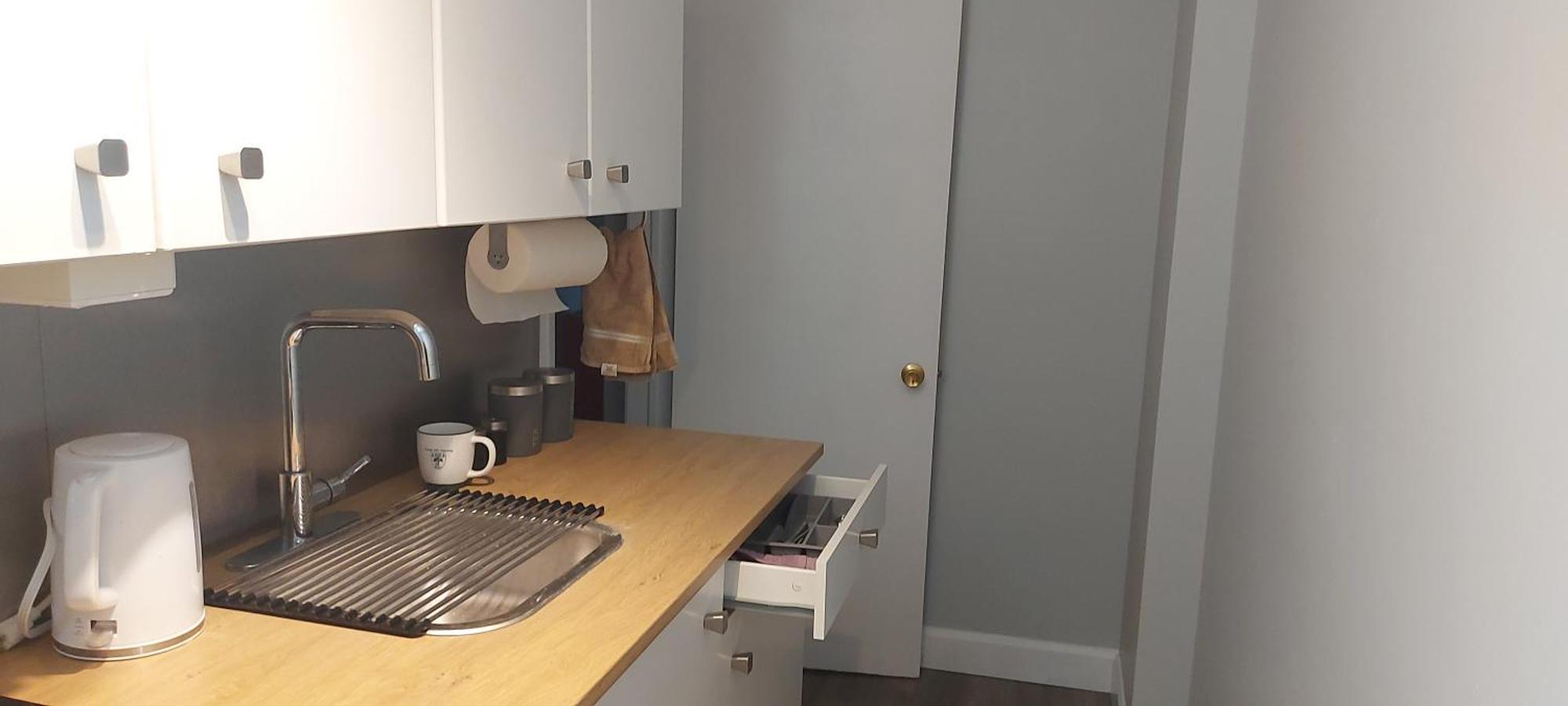 High Park Single Room With Personal Washroom And Kitchen Toronto Exterior photo