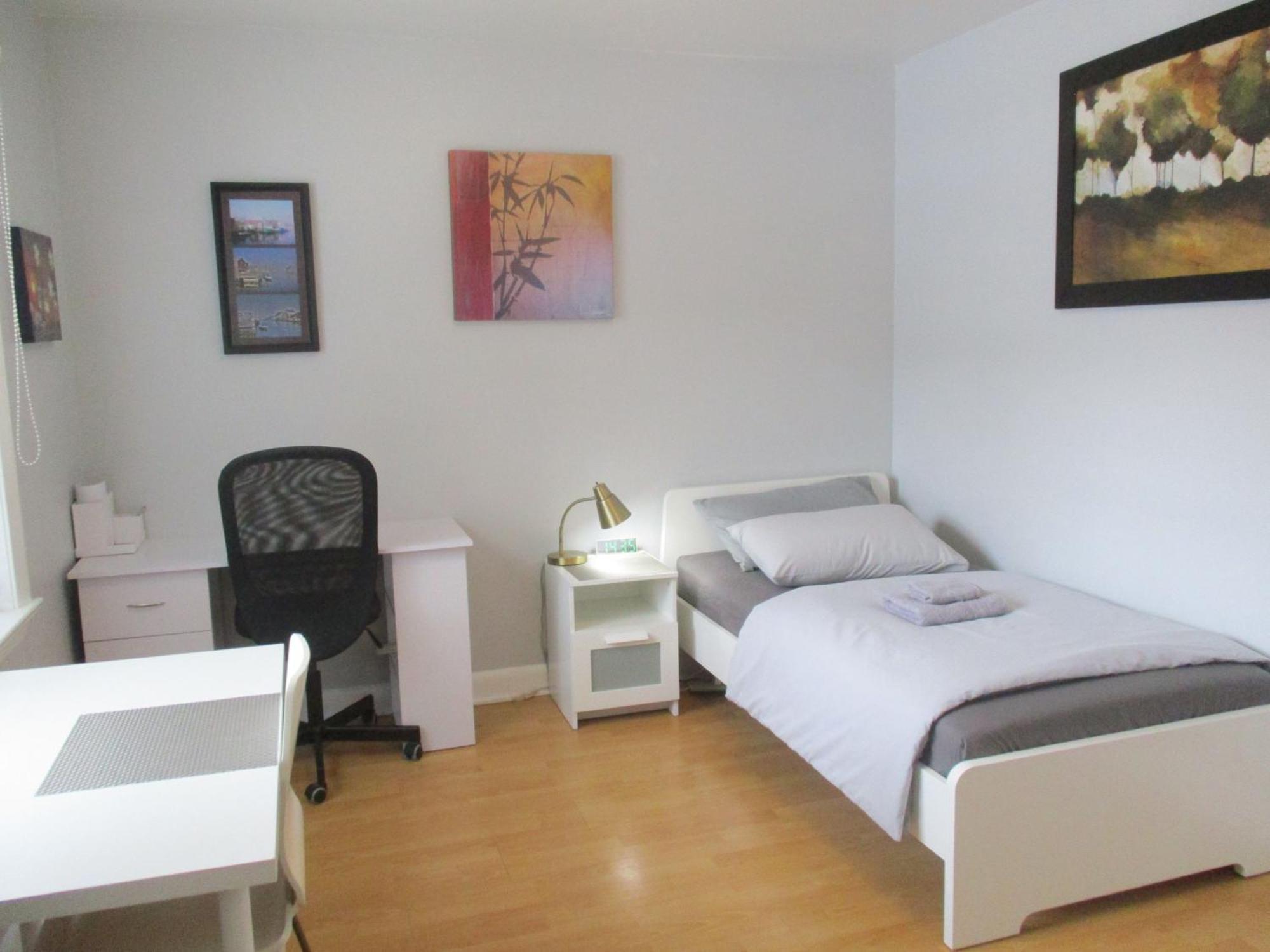 High Park Single Room With Personal Washroom And Kitchen Toronto Exterior photo